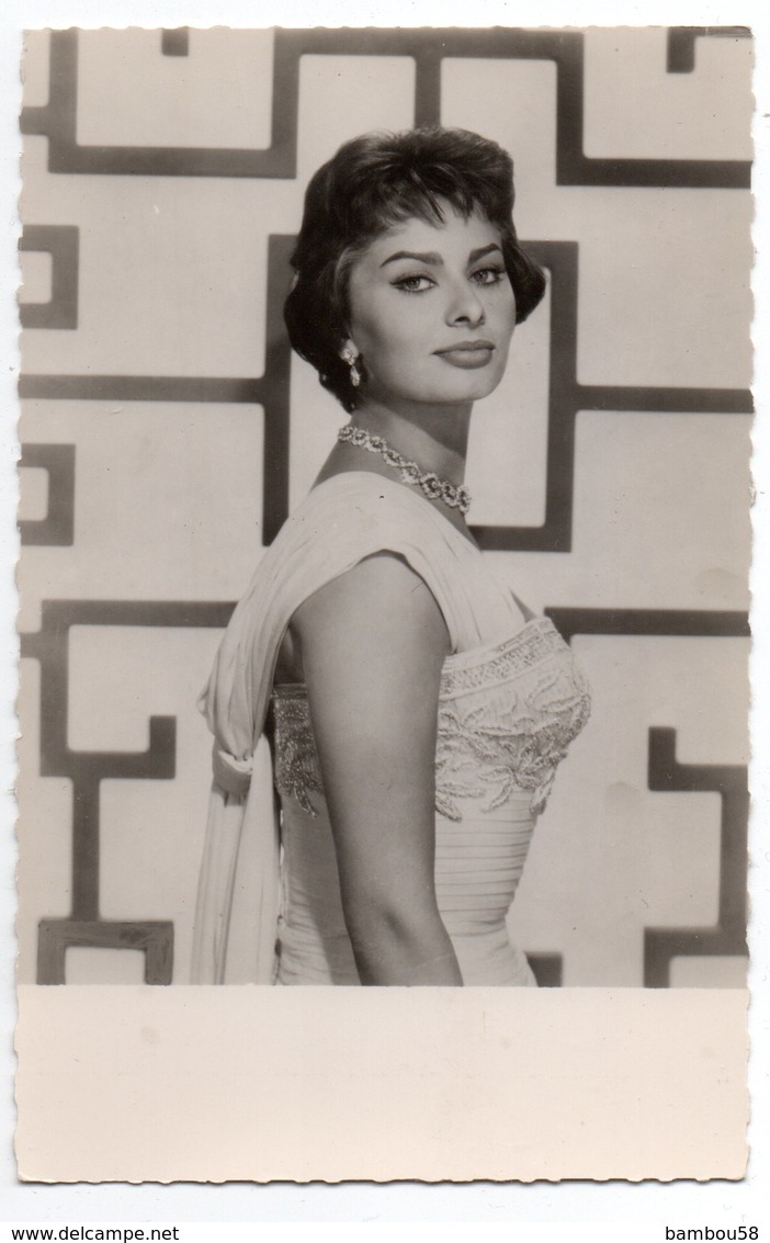 SOPHIA LOREN * PHOTO STUDIO PARAMOUNT PICTURES INC. * CARBONES KORES * 946 - Artisti