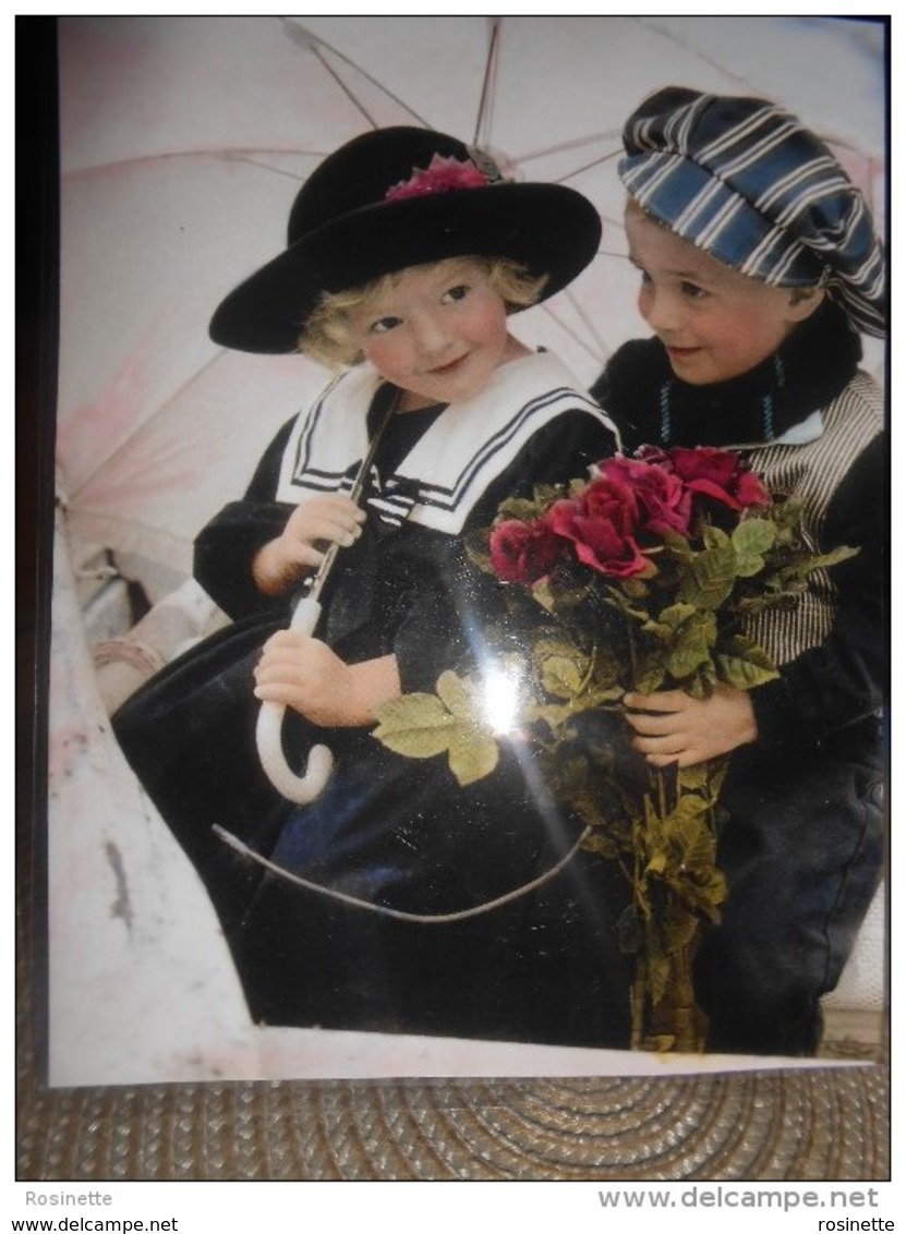 Enfants De SYLVIA MURRAY :FILLETTE AVEC PARAPLUIE ET GARCONNET AVEC BOUQUET DE ROSES  En Vetements De Marin  !! - Autres & Non Classés