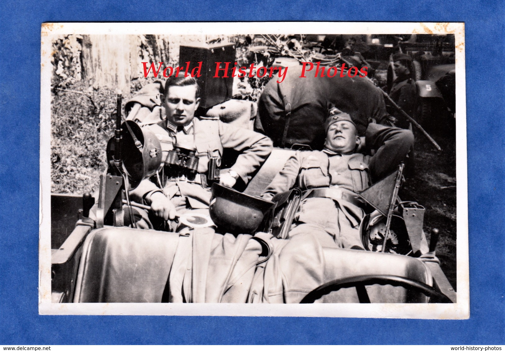 Photo Ancienne D'un Soldat Allemand - Militaire Au Repos Dans Leur Auto - Ww2 - Voir Uniforme Casque Jumelles Lampe - Automobiles