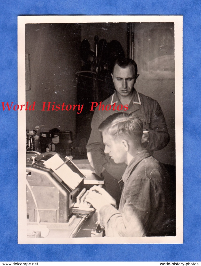 Photo Ancienne D'un Soldat Allemand - Militaire Administratif ? Sur Machine A écrire - Ww2 - Voir Uniforme Bureau - Guerre, Militaire