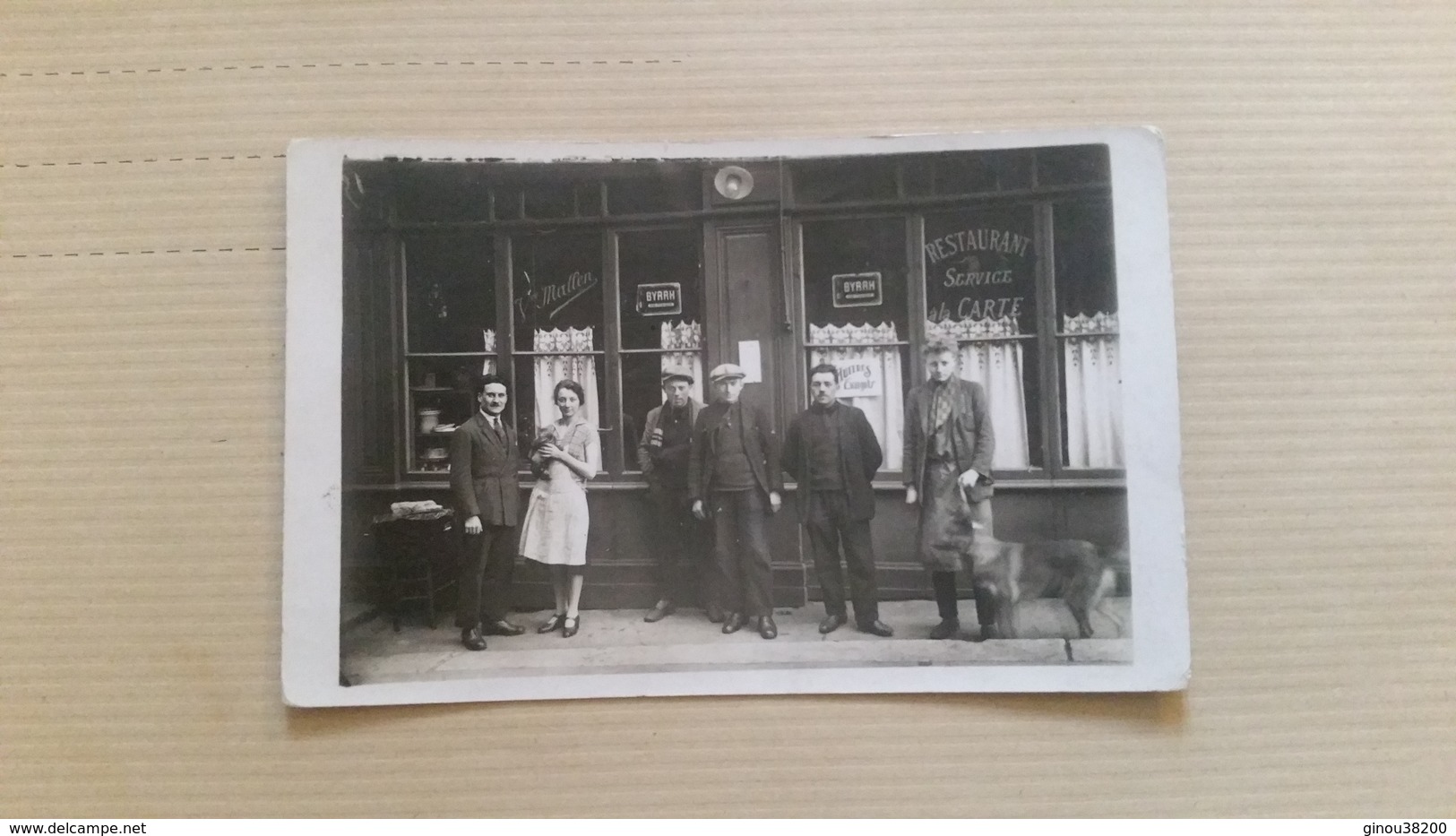 B9/groupe De Personnes Devant Un Café - Photos