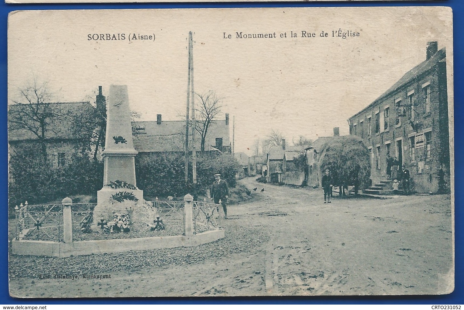 SORBAIS   Le Moument Et La Rue De L'église   Animées    écrite En 1925 - Autres & Non Classés