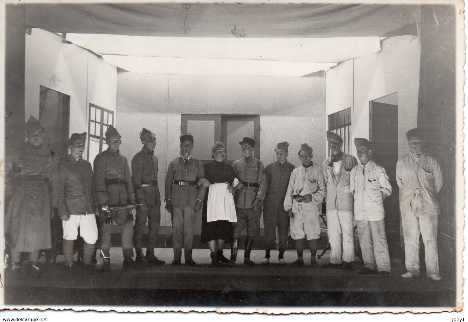 Photo Spectacle Militaire Dans Stalag? Avec Soldat Travesti,format 11/17 - Anonymous Persons