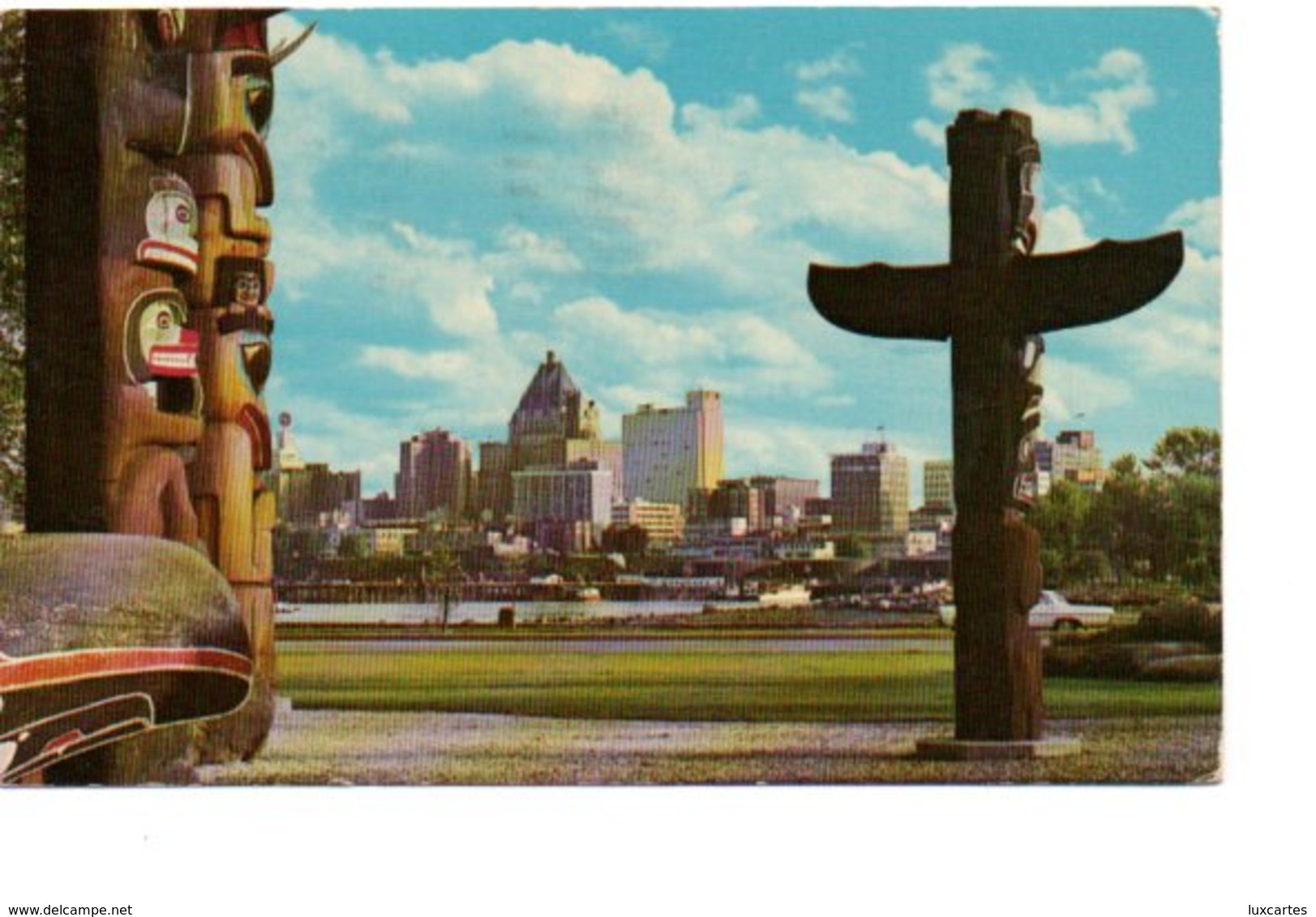 VANCOUVER. TOTEM POLES AND SKYLINE. - Vancouver