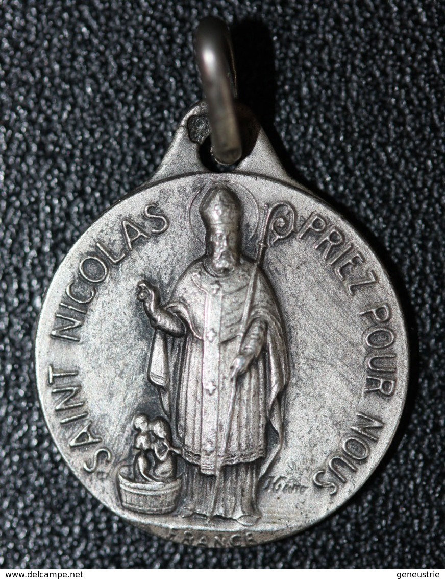 Pendentif Médaille Religieuse Années 20 Argent 800 "Saint Nicolas / Saint Nicholas" Grav. Karo - Silver Religious Medal - Godsdienst & Esoterisme