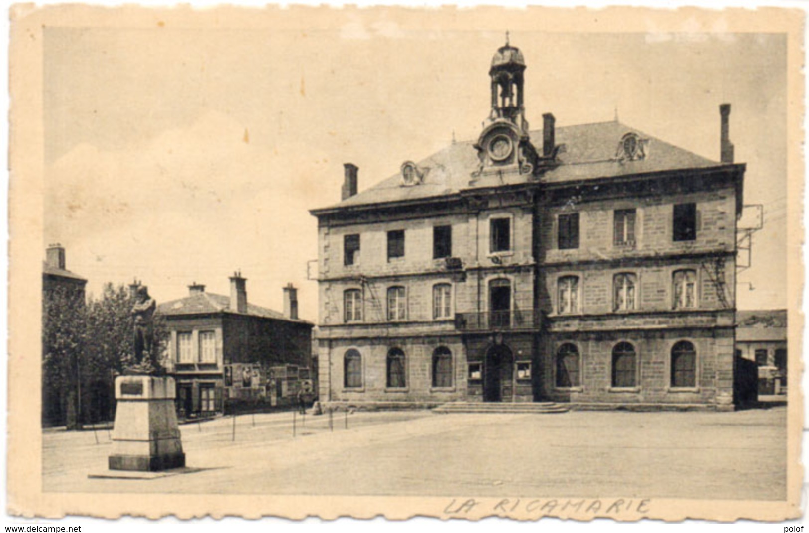 LA RICAMARIE - Place De La Mairie  Et Statue De Michel Rondet (114035) - Autres & Non Classés