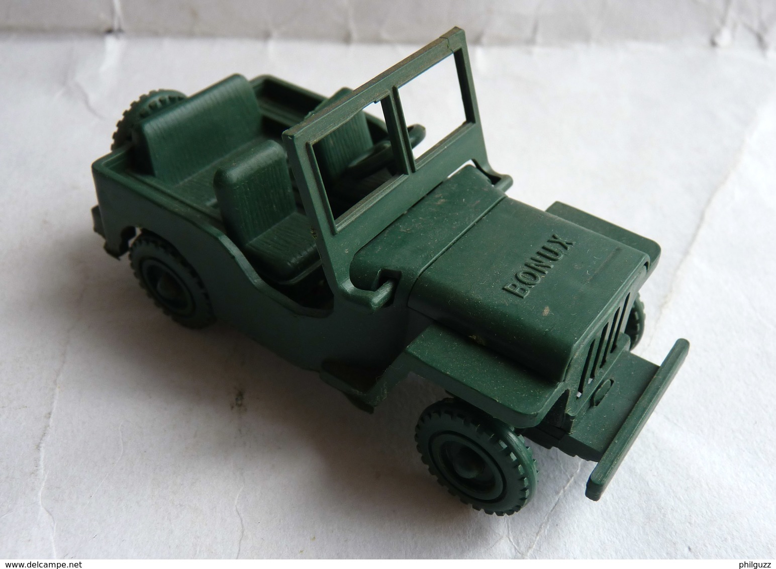 1 FIGURINE PUBLICITAIRE Prime VOITURE JEEP WILLIS - BONUX COMPLET EN LOOSE -  Vers 1963 1/43ème - Army