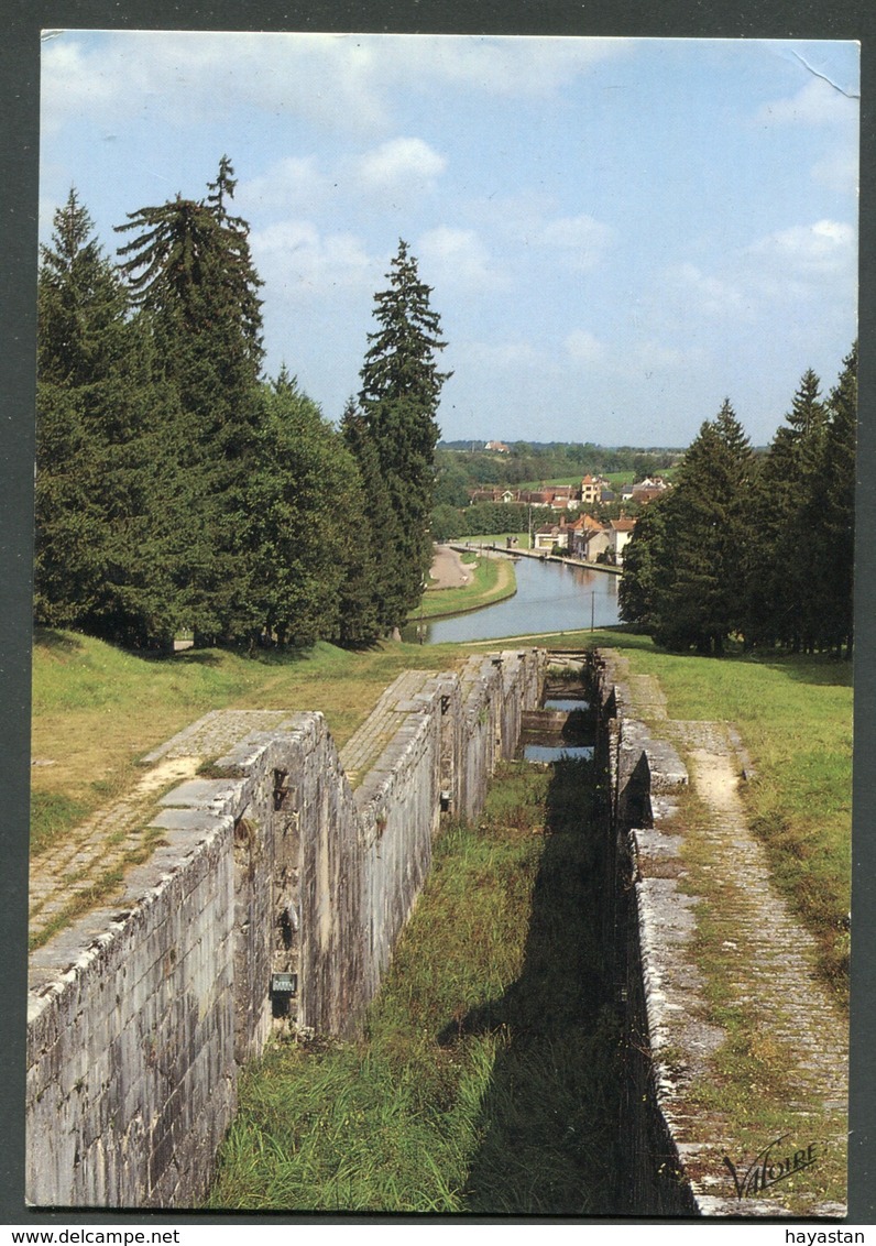 LOT DE 52 CARTES POSTALES DE L'YONNE 89