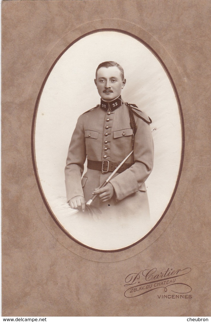 PHOTO. 94 VINCENNES. P. CARTIER PHOTOGRAPHE .." PORTRAIT DE MILITAIRE DU 32ème DE CAVALERIE ". FORMAT 16.5 X 11 - Guerra, Militari