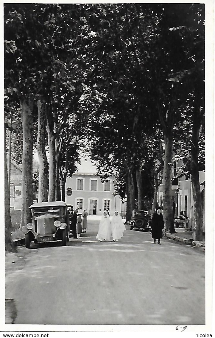 LA HAYE DESCARTES. Carte Photo Inédite Originale Rue De La Gare 1933 Communiantes Voitures D'epoque Bon état 2 Scans - Autres & Non Classés