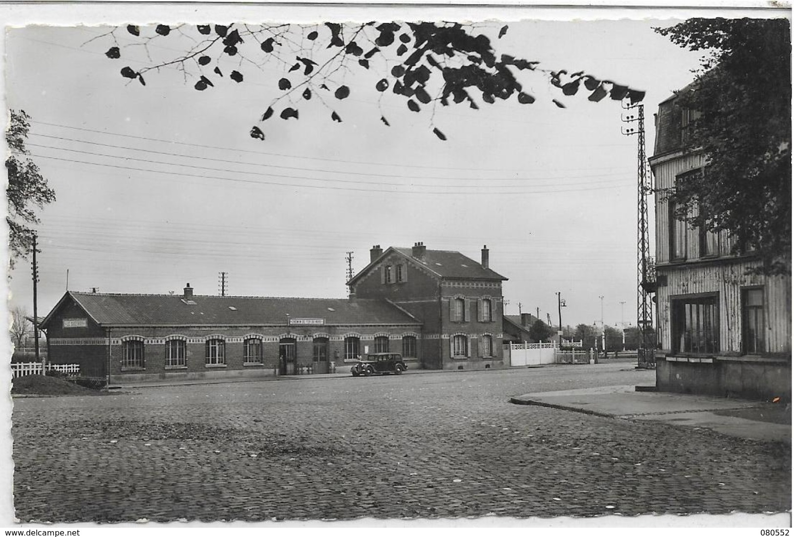 59 LE-QUESNOY . La Gare Animée , Vieille Voiture , édit : La Cigogne Lille , Années 50 , état SUP - Le Quesnoy