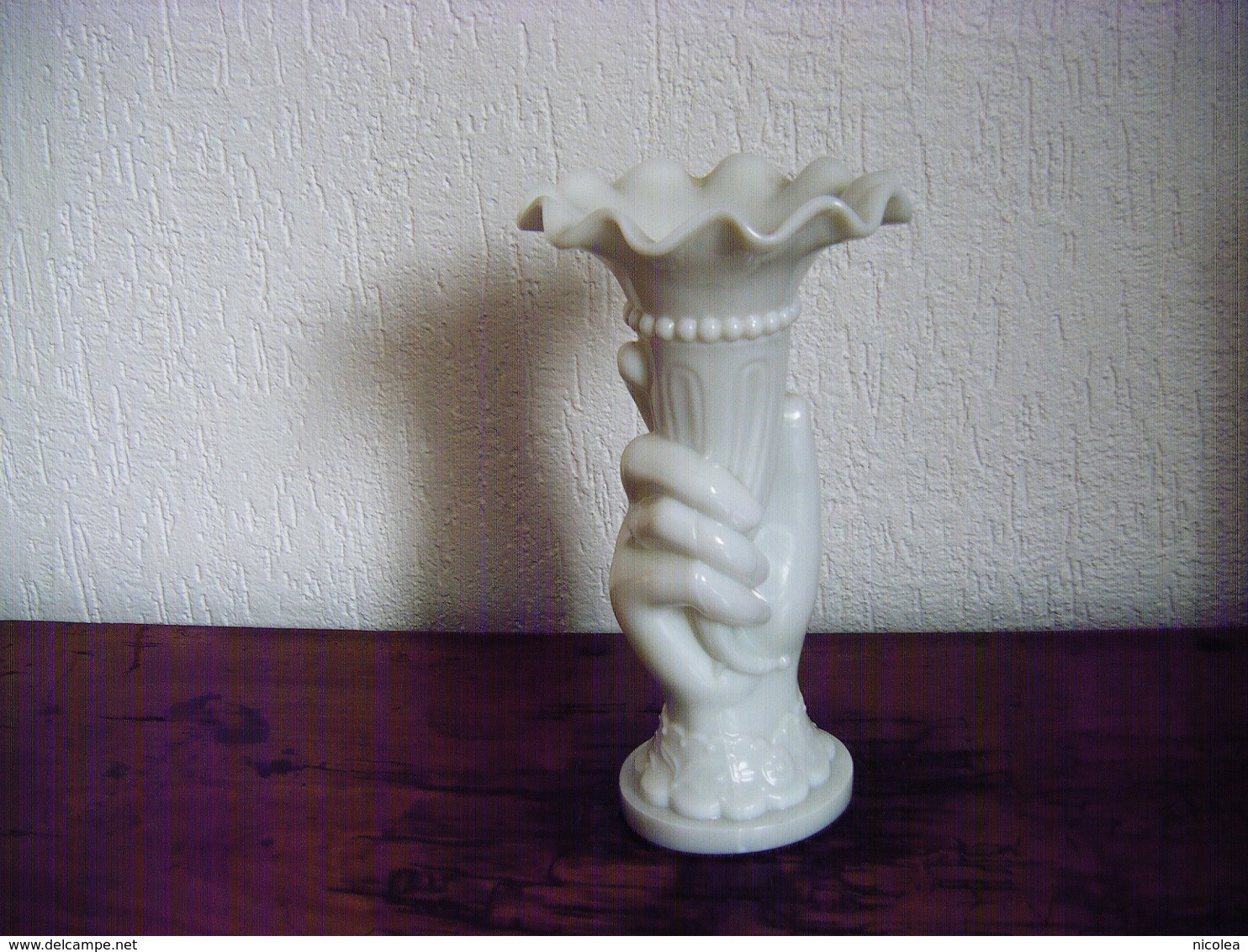 Vase Opaline Blanc Art Déco ,main Tenant Une Corne D'abondance Parfait état - Verre & Cristal