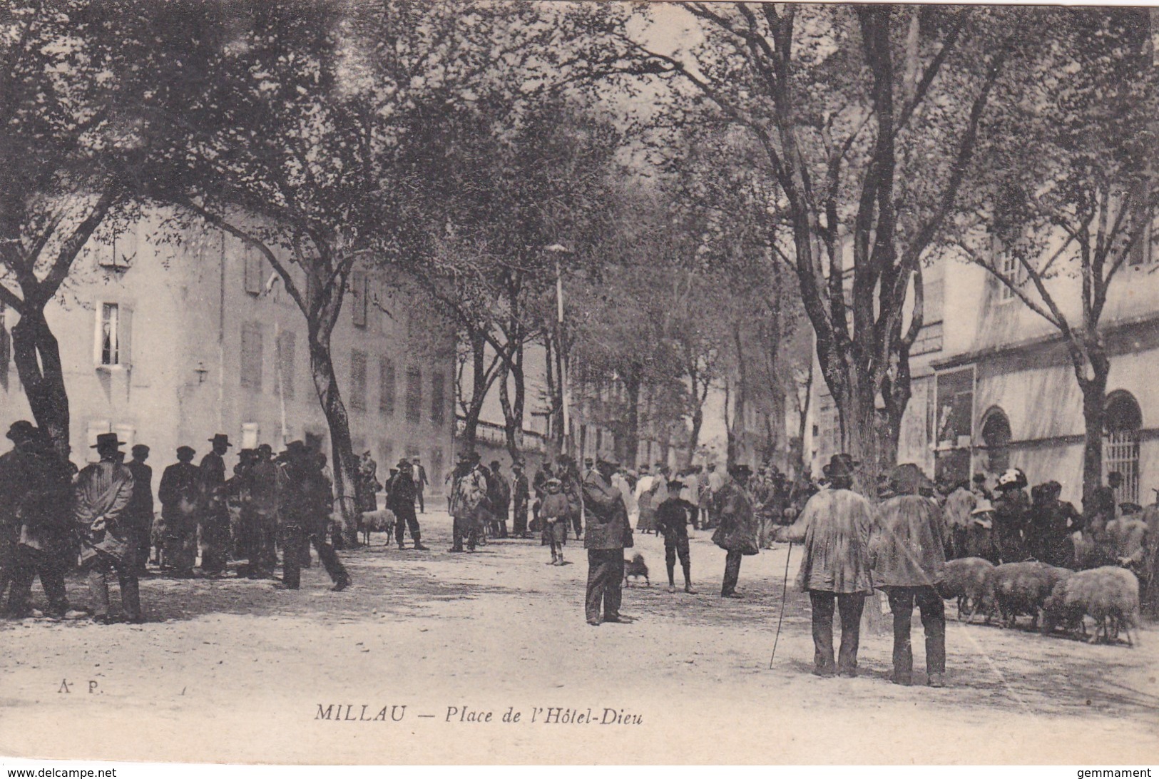 MILLAU -PLACE DE L'HOTEL -DIEU - Millau