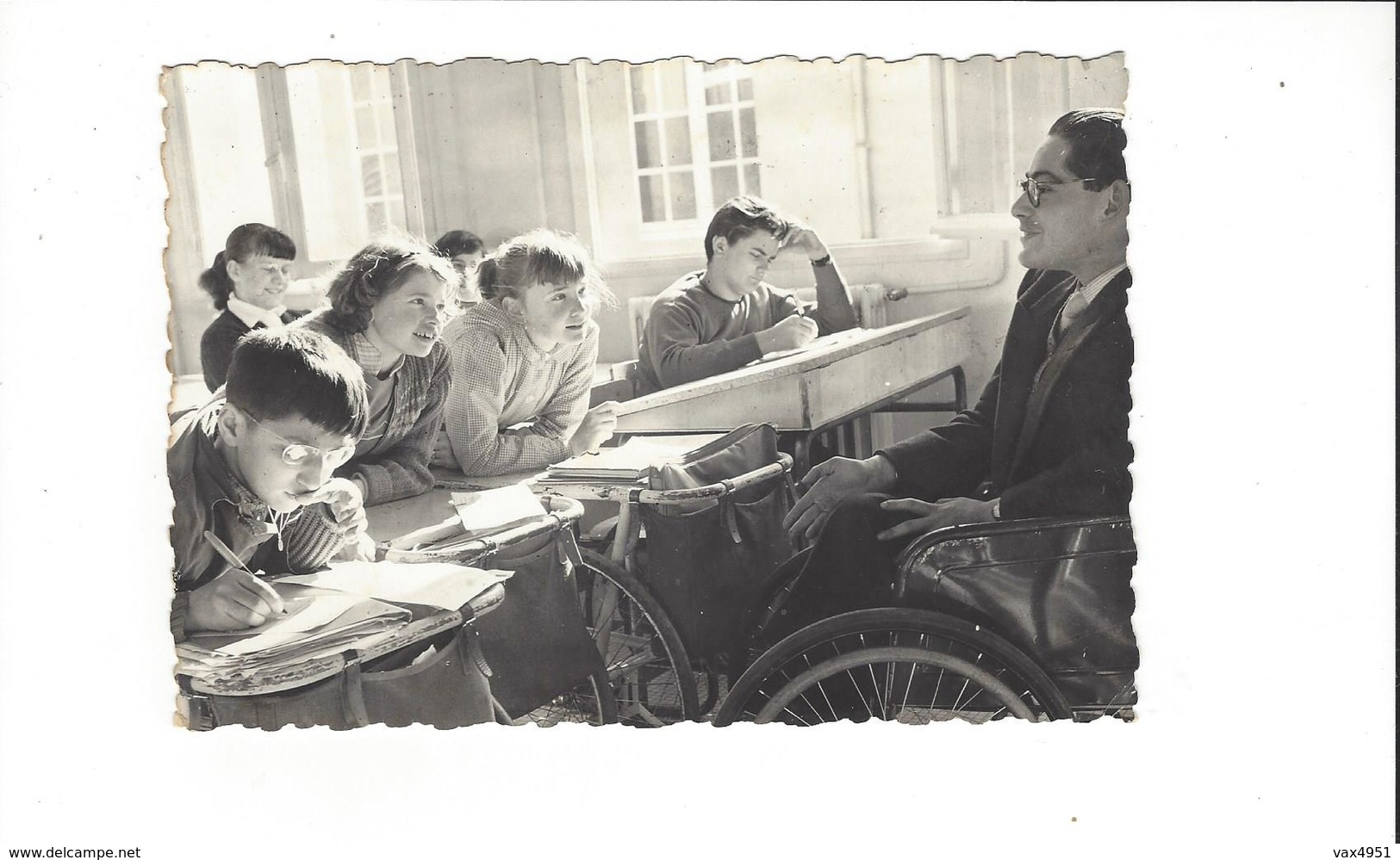 CARTE  ILLUSTRATEUR R DOISNEAU  UNE CLASSE EN CENTRE DE REEDUCATION  ASSO PARALYSES DE FRANCE PARIS ***  A SAISIR *** - Doisneau