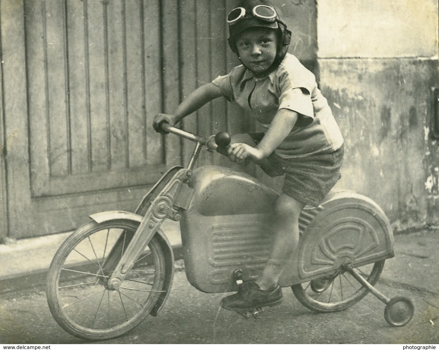 France Garconnet Sur Sa Moto Bicyclette Jeu D'Enfants Ancienne Photo Amateur 1930 - Personnes Anonymes