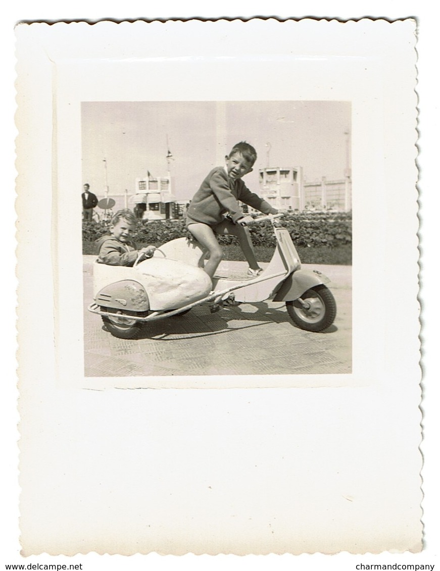 Photo Ancienne / Snapshot - Enfants Sur Un Kwistax Cuistax - Quis-tax Side-car - 10,5 Cm X 8 Cm - Automobiles