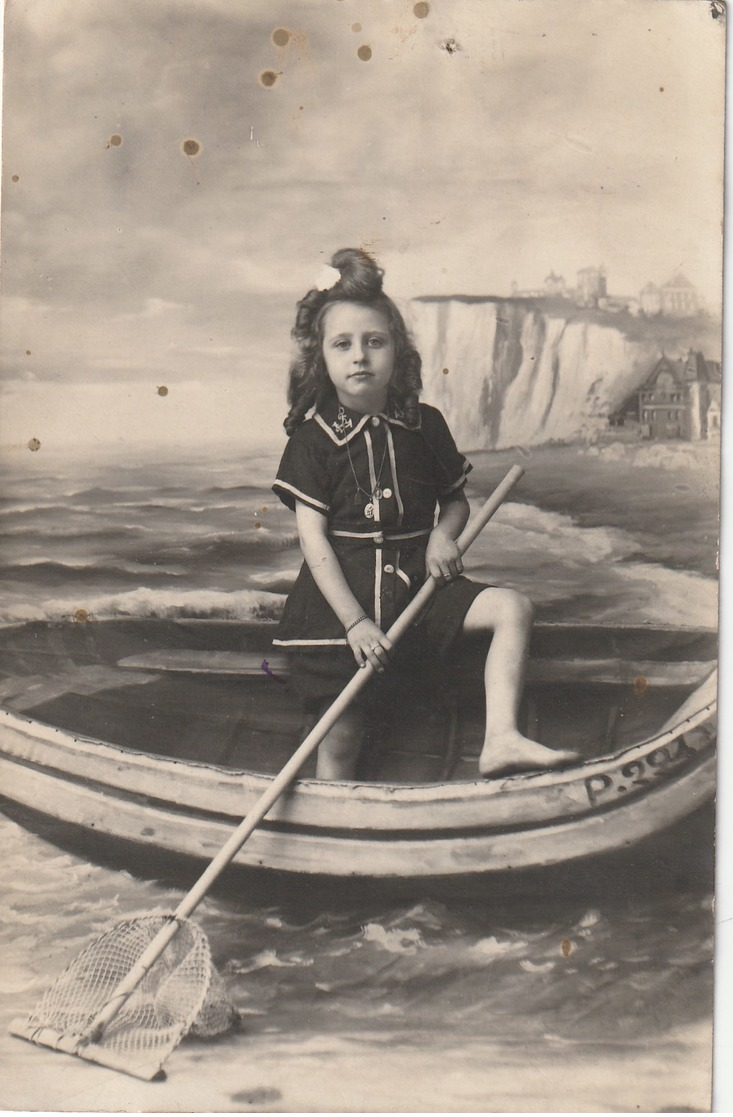 Fou10-----------carte  Photo Jeune Fille Dans Un Bateau---a Carette Photo--eu Et Mers---voir Recto Verso - Eu