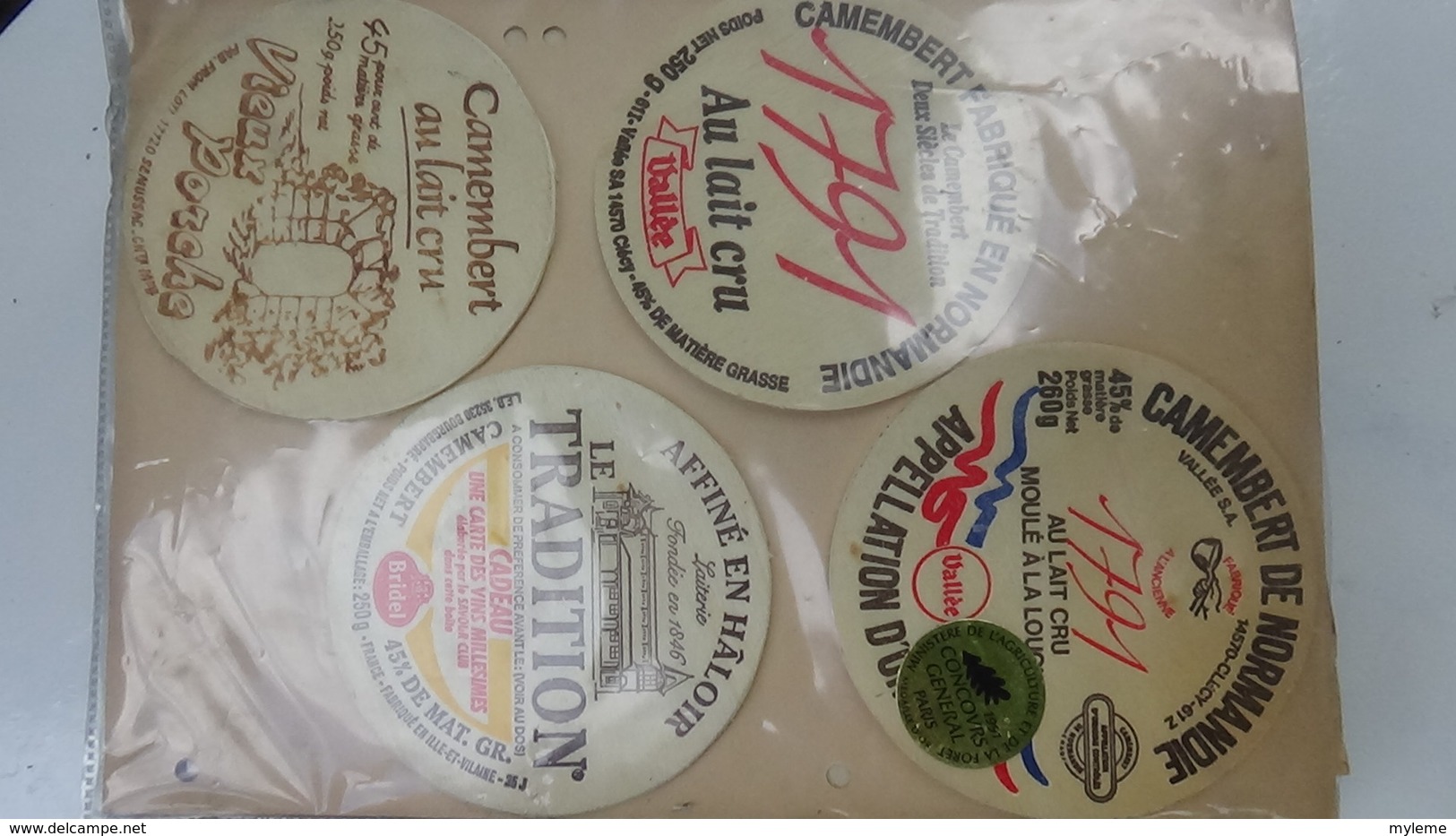 Grosse collection de couvercles et étiquettes (62 dans ce classeur) de fromages Français.1/10 Voir commentaires !!!