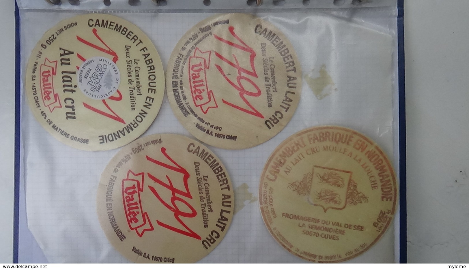 Grosse collection de couvercles et étiquettes (62 dans ce classeur) de fromages Français.1/10 Voir commentaires !!!