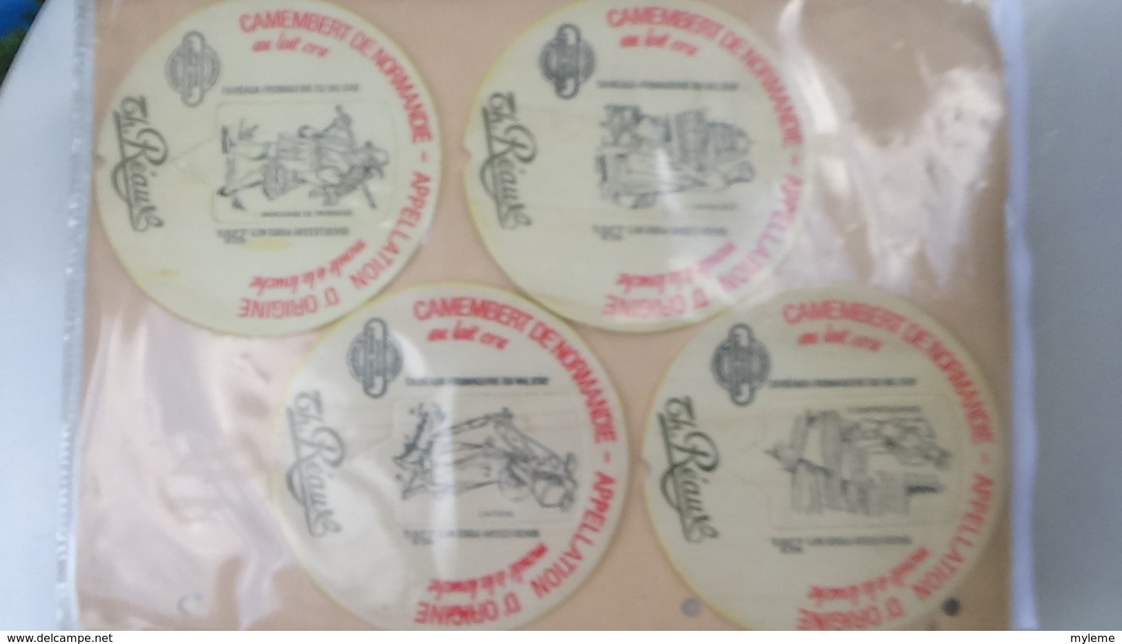 Grosse collection de couvercles et étiquettes (77 dans ce classeur) de fromages Français.4/10 Voir commentaires !!!