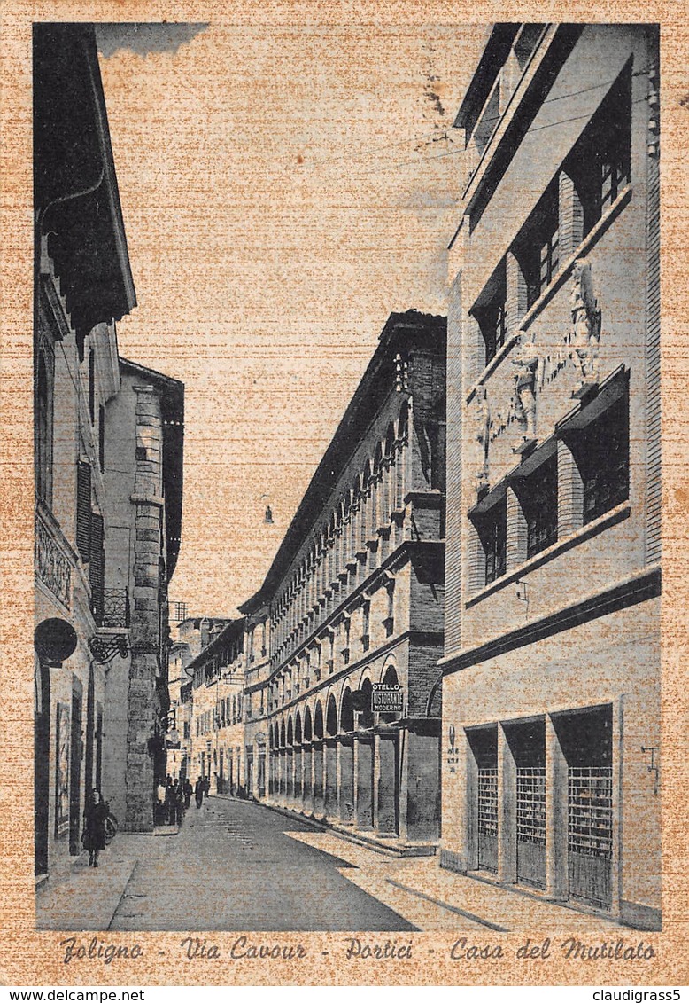 0560 "FOLIGNO - VIA CAVOUR - PORTICI - CASA DEL MUTILATO" ANIMATA, ARCHIT. DEL '900. CART. ORIG. SPED. 1942 - Foligno