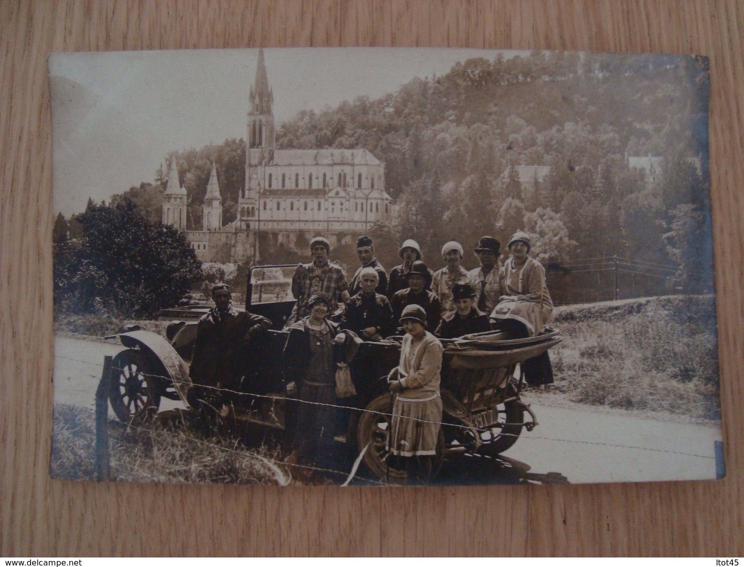 CP PHOTO VOITURE TRANSPORTANT DES PERSONNES - Passenger Cars