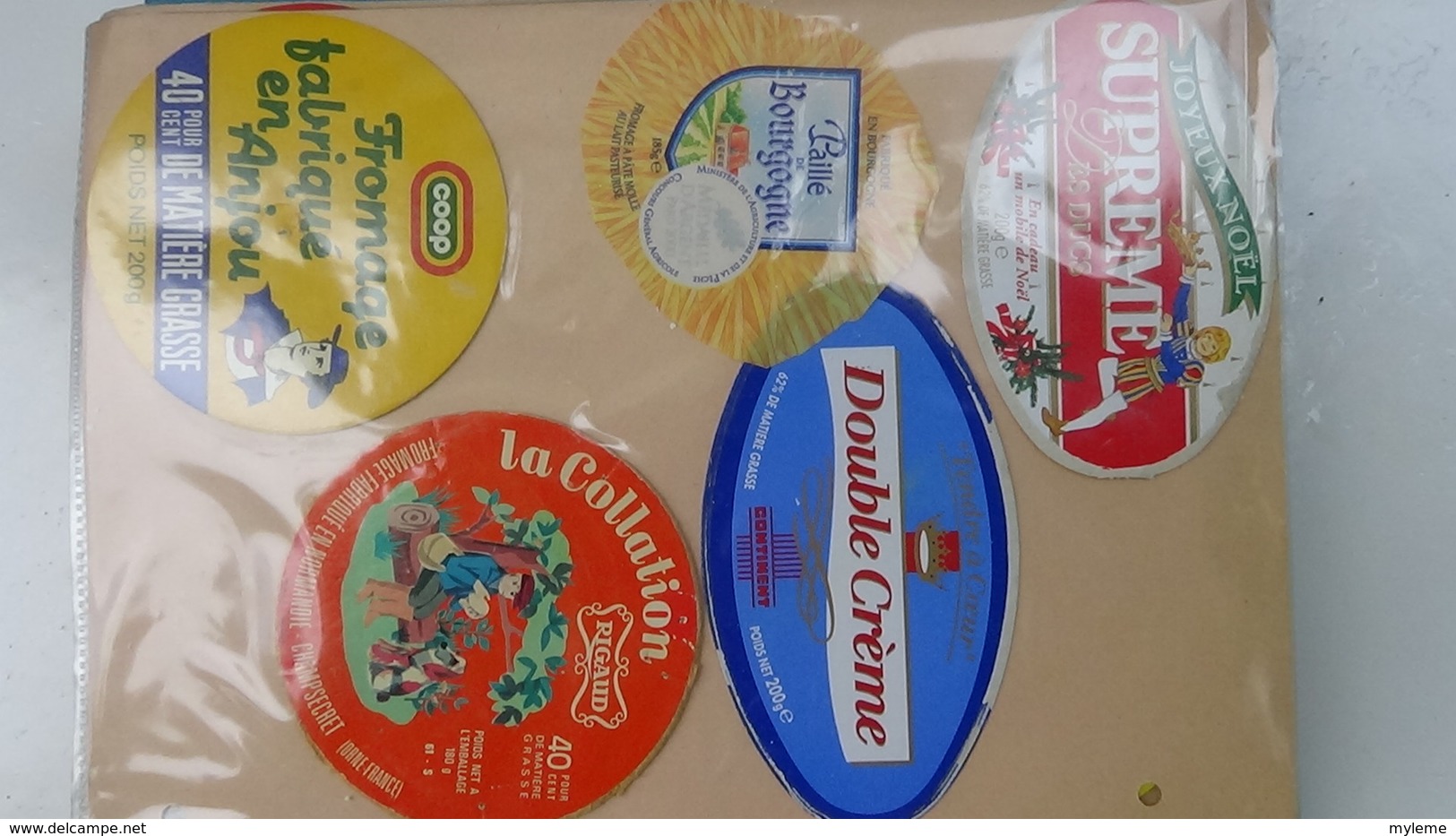Grosse collection de couvercles et étiquettes (229 dans ce classeur) de fromages Français.7/10 Voir commentaires !!!
