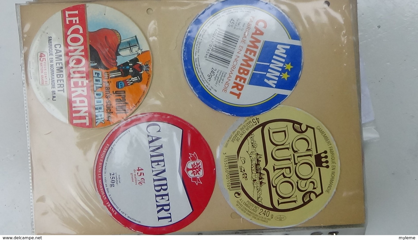 Grosse collection de couvercles et étiquettes (186 dans ce classeur) de fromages Français.8/10 Voir commentaires !!!