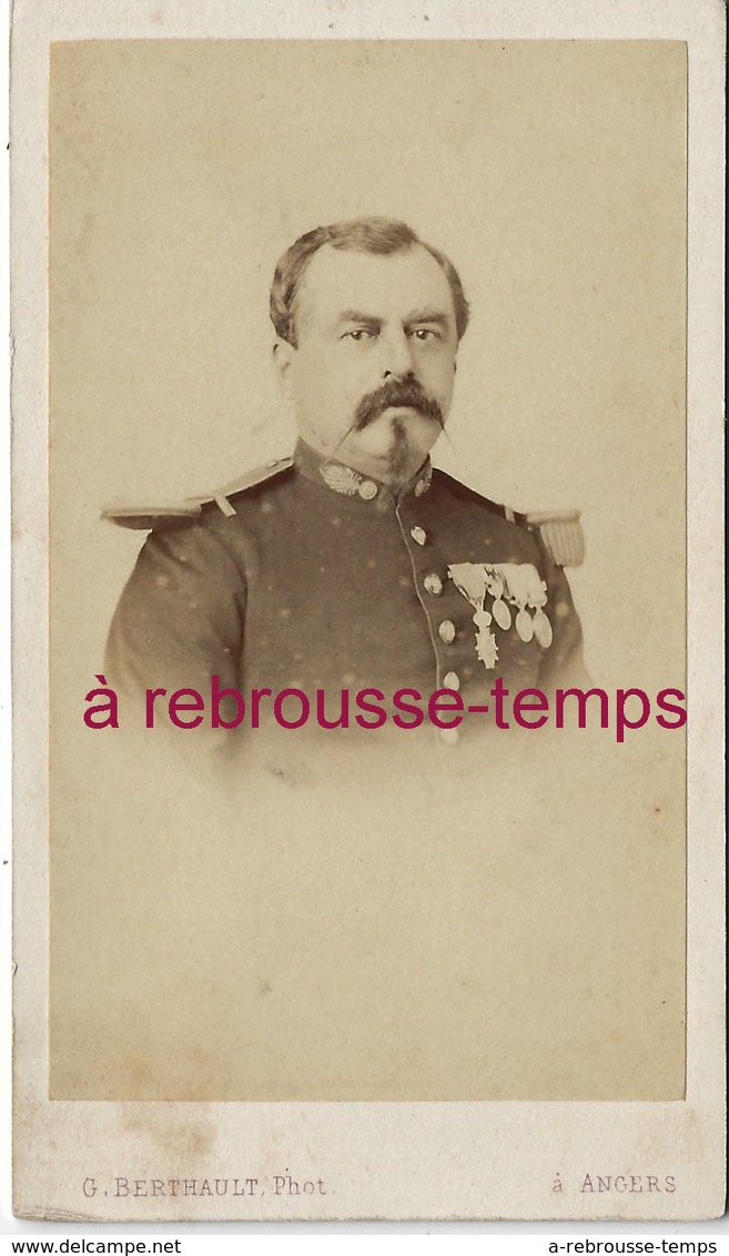 A Voir CDV Officier Contre épaulette, Médaillé époque 1870 Photo Berthault à Angers - Krieg, Militär