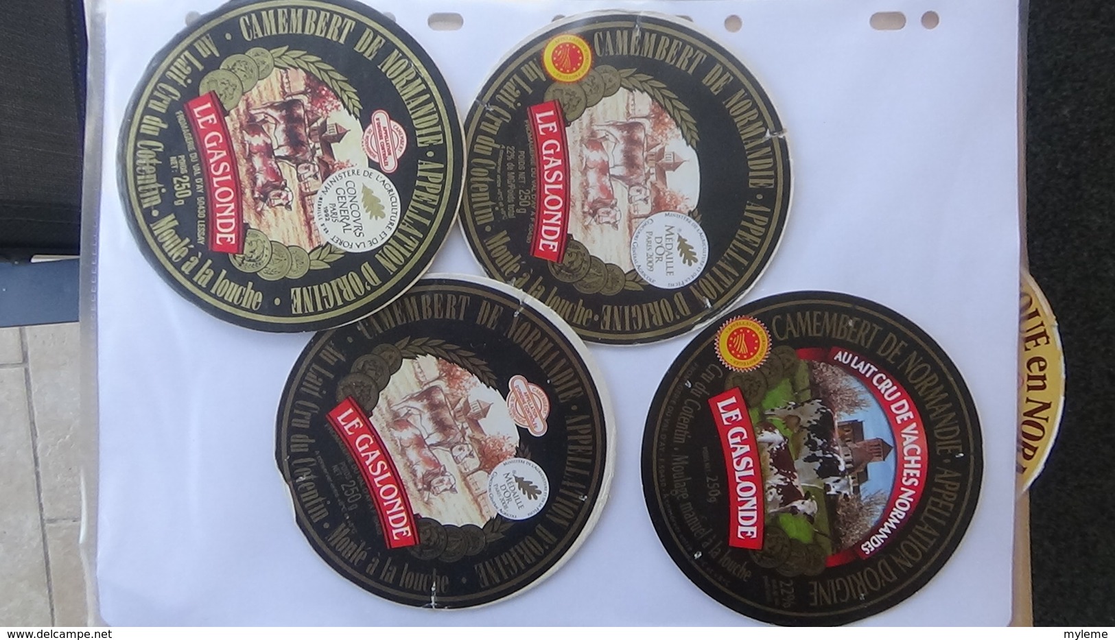 Grosse collection de couvercles et étiquettes (168 dans ce classeur) de fromages Français. 5/10 Voir commentaires !!!