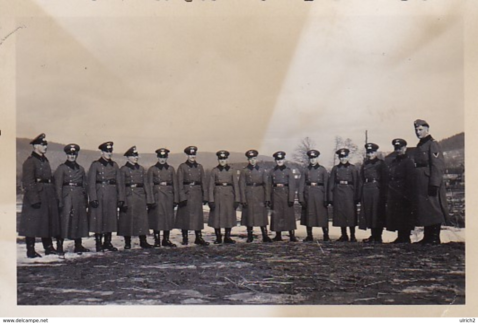 Foto Gruppe Deutsche Soldaten Mit Schirmkappen Und Mänteln - Foto Henzel Büdingen - 2. WK - 8,5*5,5cm (41394) - Krieg, Militär