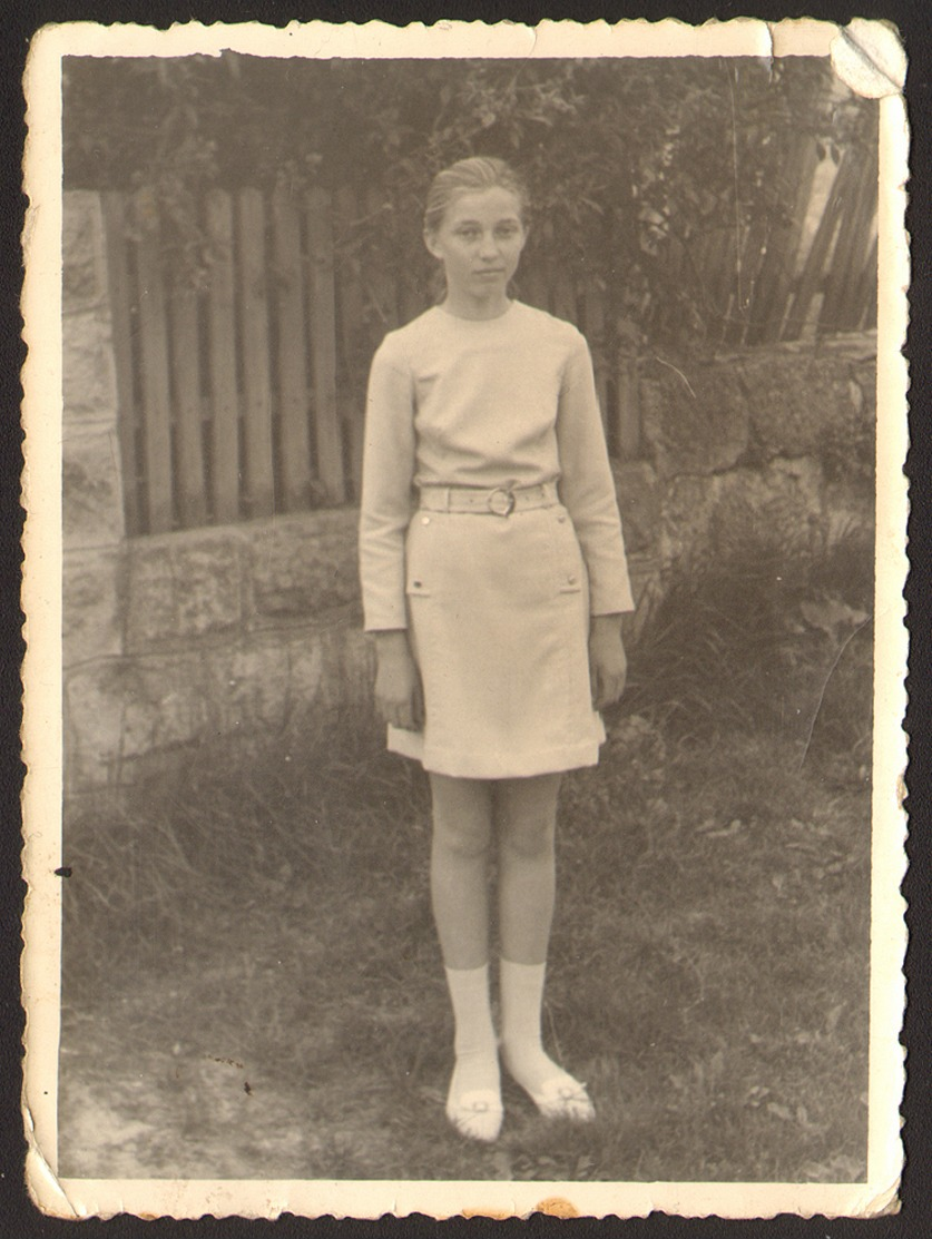 Child School Girl Outside  Old Photo 9x12 Cm #28400 - Personnes Anonymes