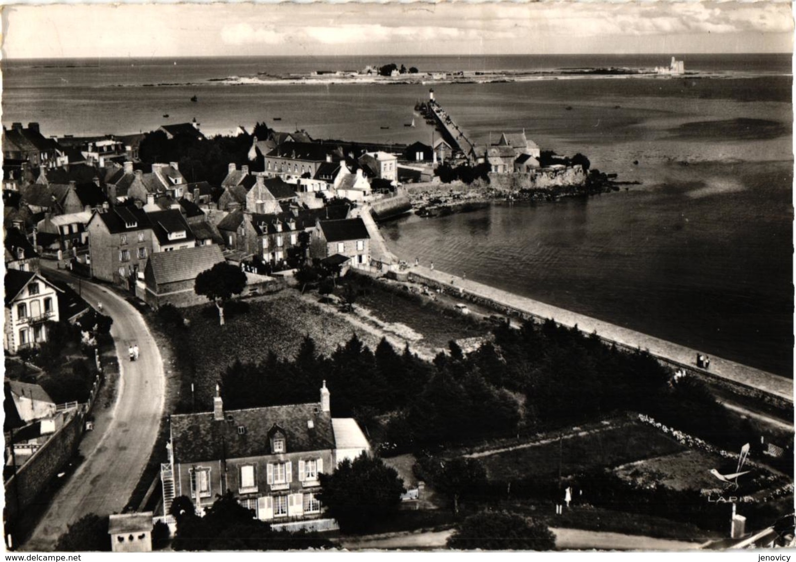 (CPSM) EN AVION AU DESSUS DE SAINT VAAST LA HOUGUE ,QUARTIER DE LA CHAPELLE ,TRES REF 60061 - Saint Vaast La Hougue