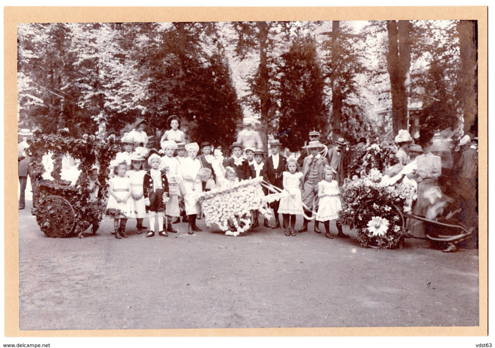 Photo SPA Ca 1900 BATAILLE DE FLEURS Groupe Endimanché & Costumé Enfants Gendarme Charrette Fleurie - Photographie  Foto - Spa