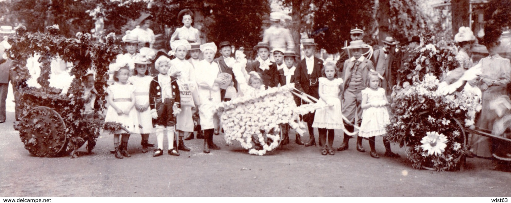 Photo SPA Ca 1900 BATAILLE DE FLEURS Groupe Endimanché & Costumé Enfants Gendarme Charrette Fleurie - Photographie  Foto - Spa