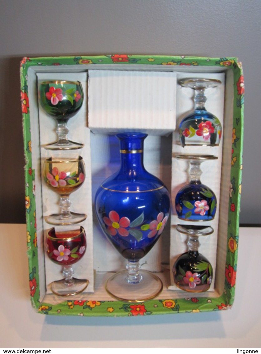 Ancien Service à Liqueur Carafe Sur Pied Et Verre Sur Pied Coloré Décor Floral Manque Couvercle De La Boite. - Verre & Cristal