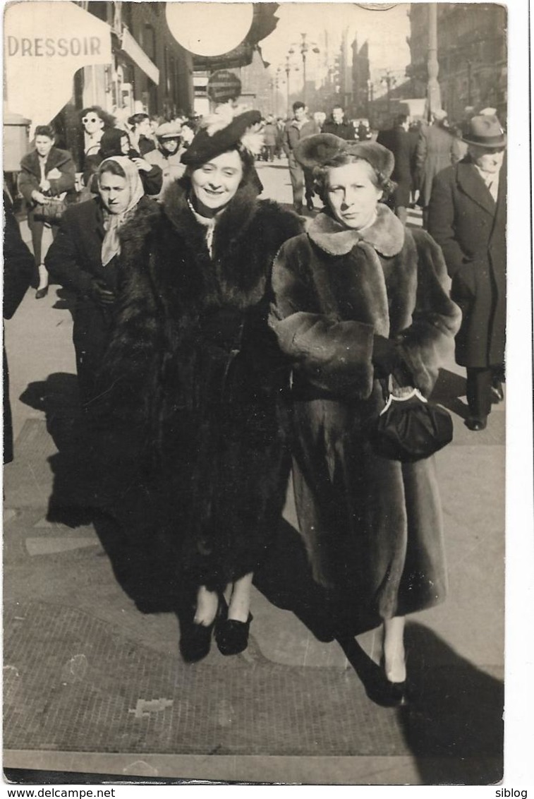 PHOTO - MARSEILLE - Dames Chic Se Promenant Avec Leur Manteau De Fourrure Dans Les Rues - Ft 14 X 9 Cm - Lieux