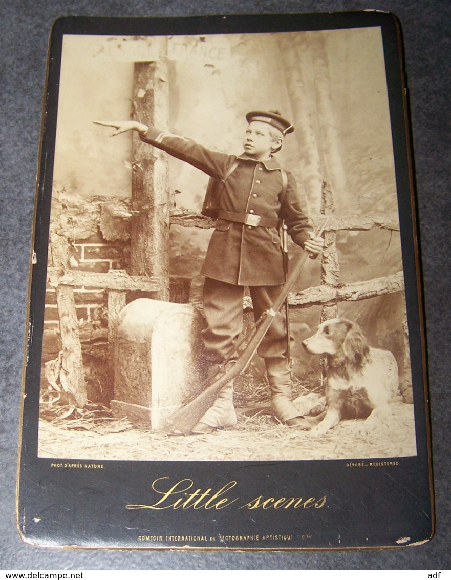 ANCIENNE PHOTO PHOTOGRAPHIE ARTISTIQUE FIN XIXe DEBUT XXe ENFANT HABILLE EN SOLDAT ENTRE ALSACE ET FRANCE, LITTLE SCENES - Anciennes (Av. 1900)