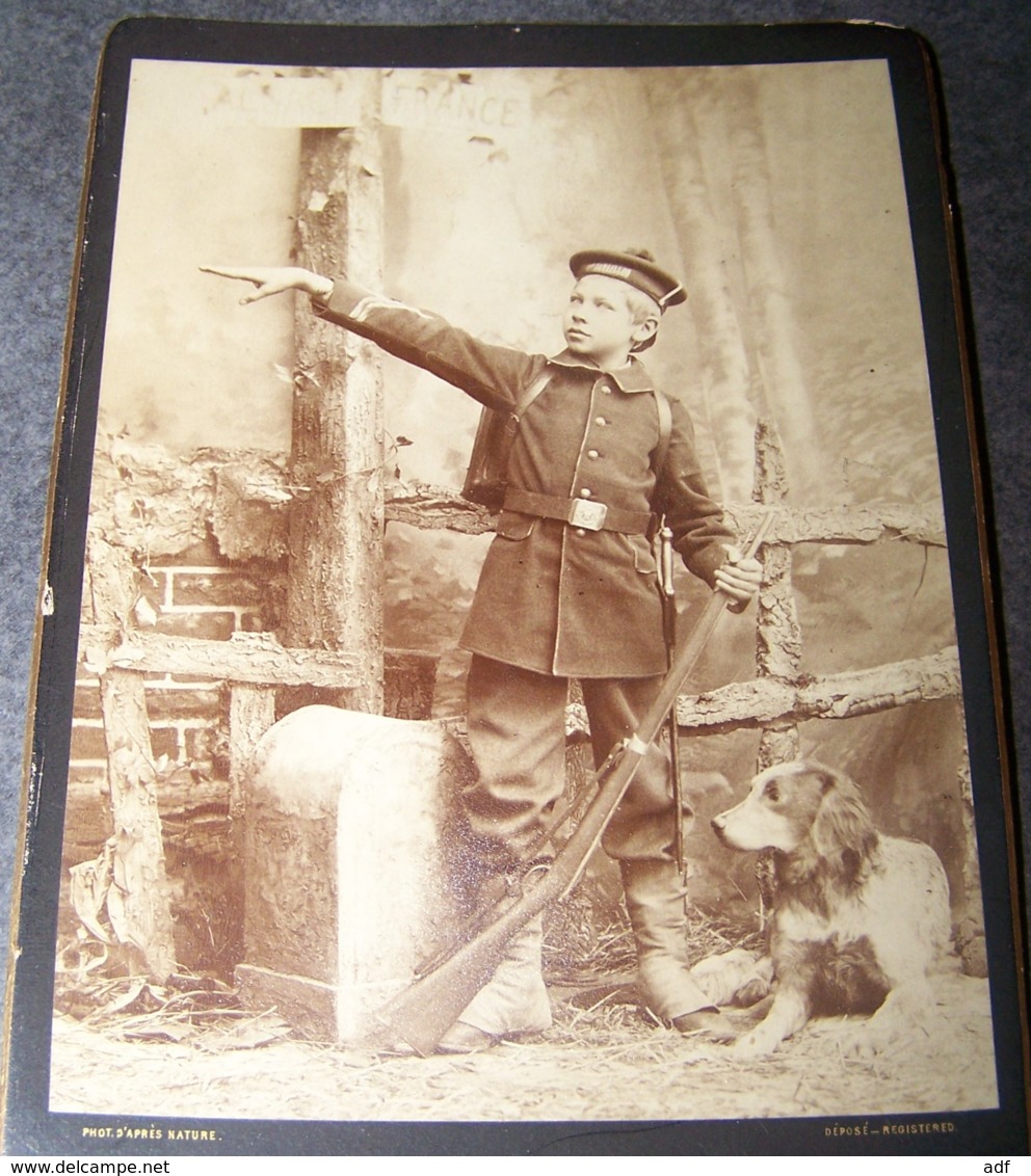 ANCIENNE PHOTO PHOTOGRAPHIE ARTISTIQUE FIN XIXe DEBUT XXe ENFANT HABILLE EN SOLDAT ENTRE ALSACE ET FRANCE, LITTLE SCENES - Anciennes (Av. 1900)