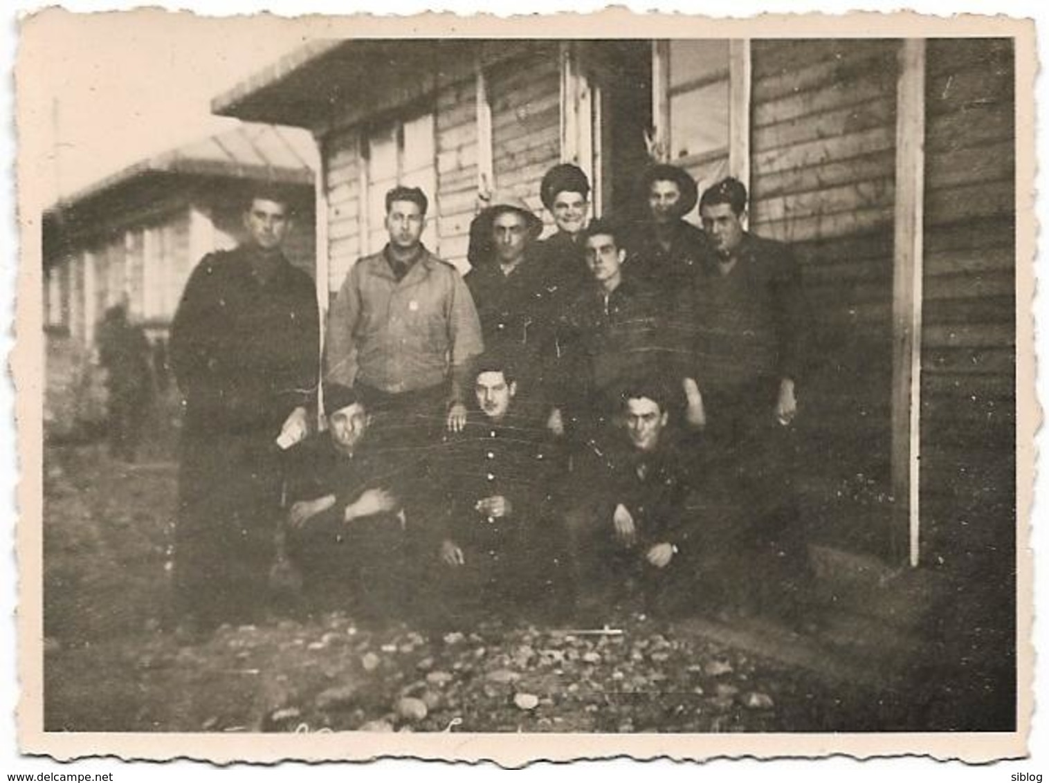 PHOTO - Militaires Devant Baraquement -  Ft 8 X 6 Cm (souvenir De Frejorgues) - Guerra, Militari