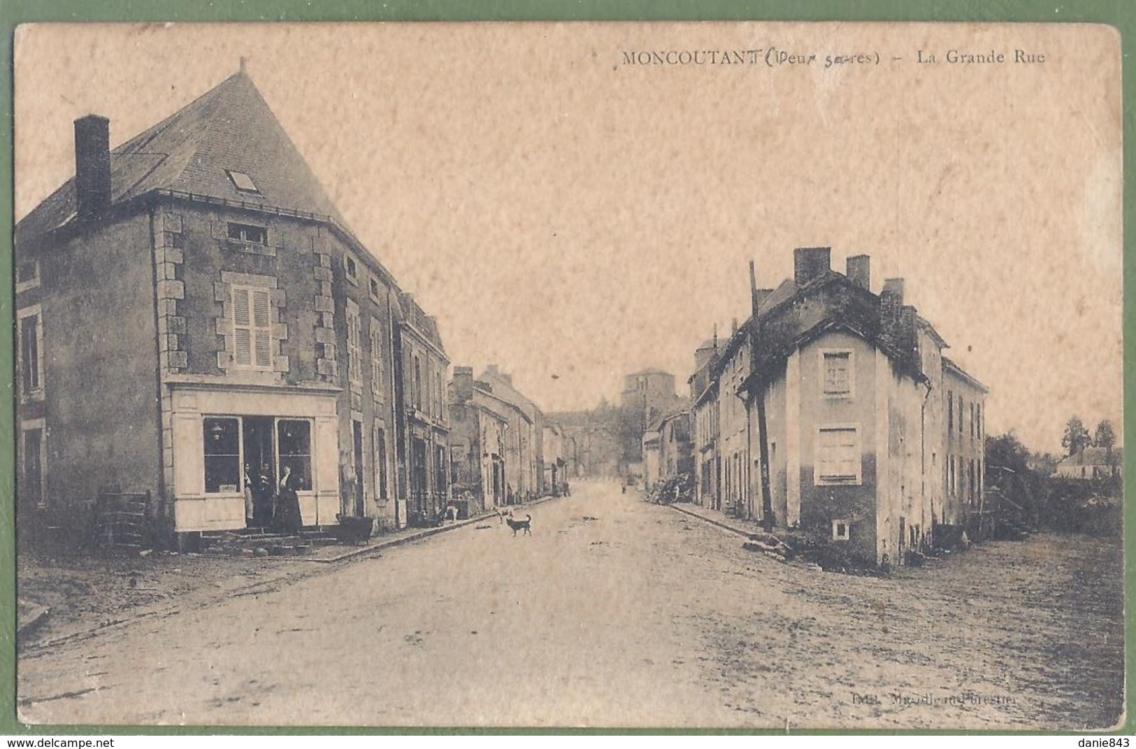 CPA - DEUX SEVRES - MONCOUTANT - LA GRANDE RUE - Petite Animation, Commerce - - Moncoutant