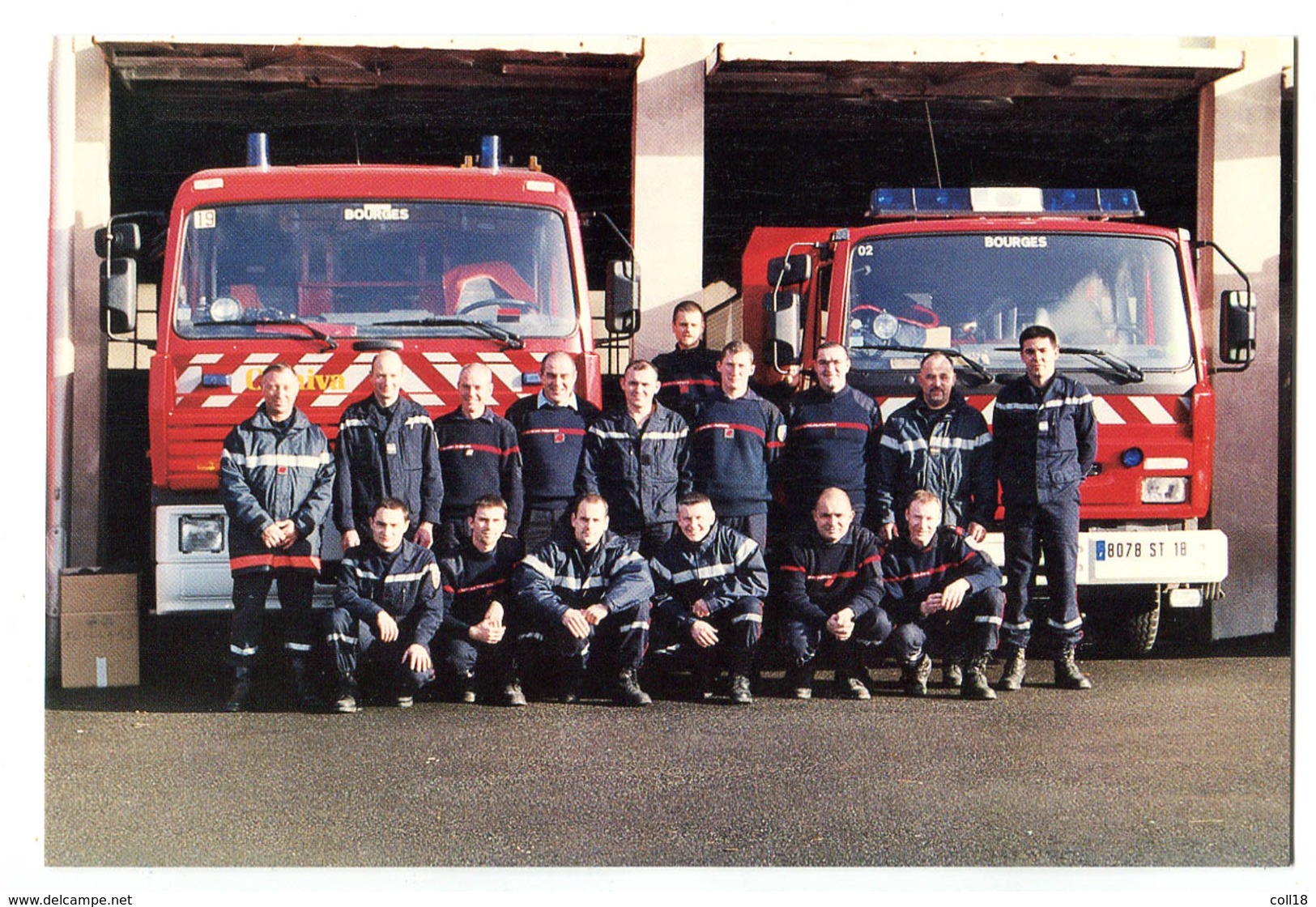 CPM 18 BOURGES Pompiers De Seraucourt  Devant L' Ancienne Caserne - Bourges