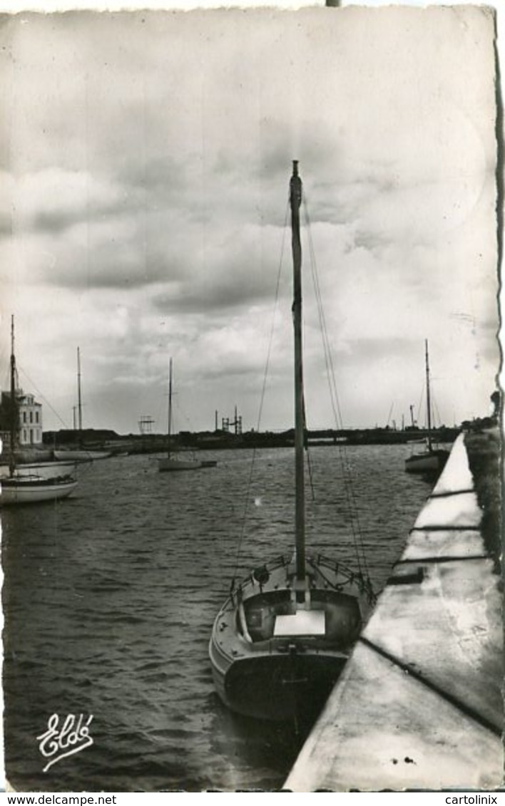 Cp A Saisir 14 Courseulles Le Bassin Port Pont En Arriere Plan 1950 Edition Elde Rue Gambetta Luc Sur Mer - Courseulles-sur-Mer