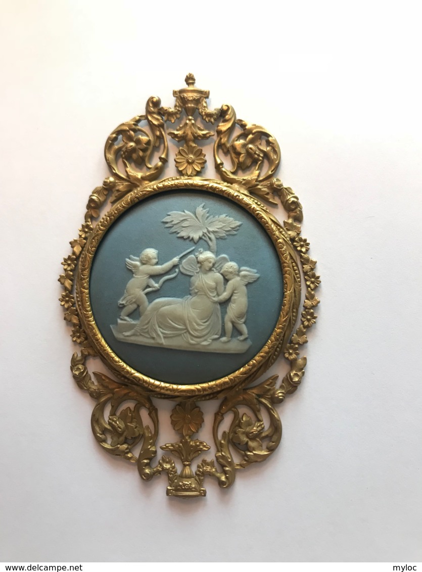 Ancien Médaillon En Wedgwood Dans Un Entourage D'arabesque En Bronze Doré.115 X 70 Mm. - Autres & Non Classés