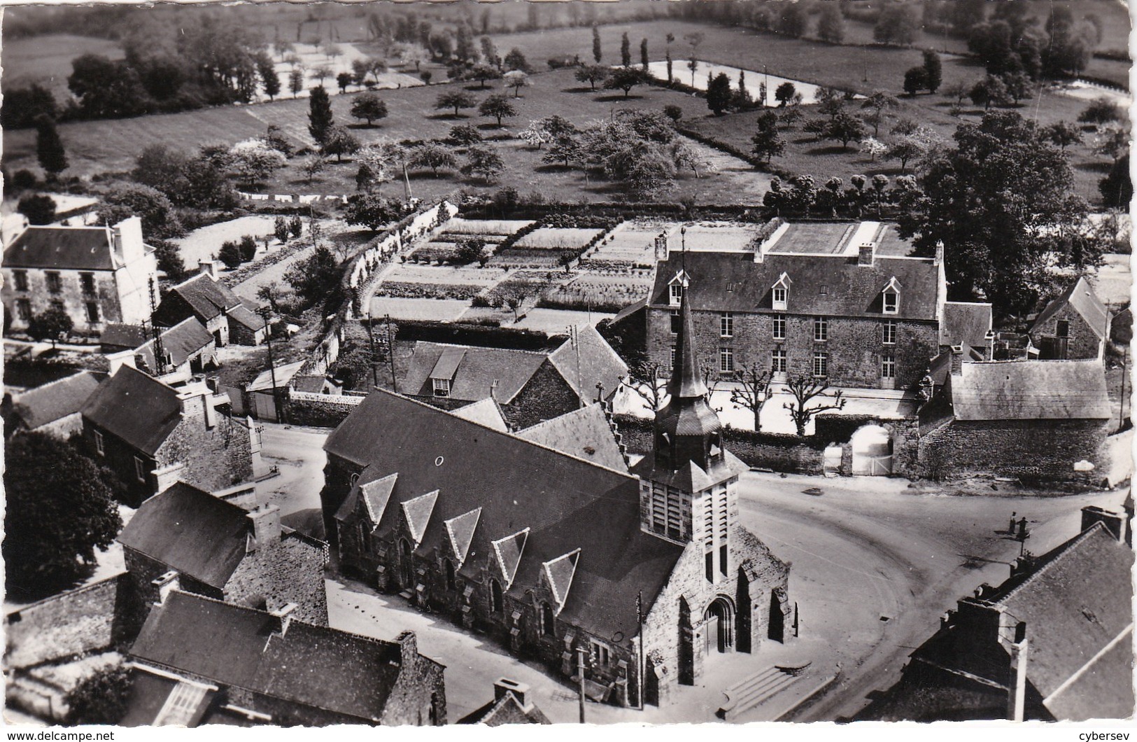 PLEDELIAC - Centre Du Bourg - L'Eglise - CPSM PF En Très Bon état - Autres & Non Classés