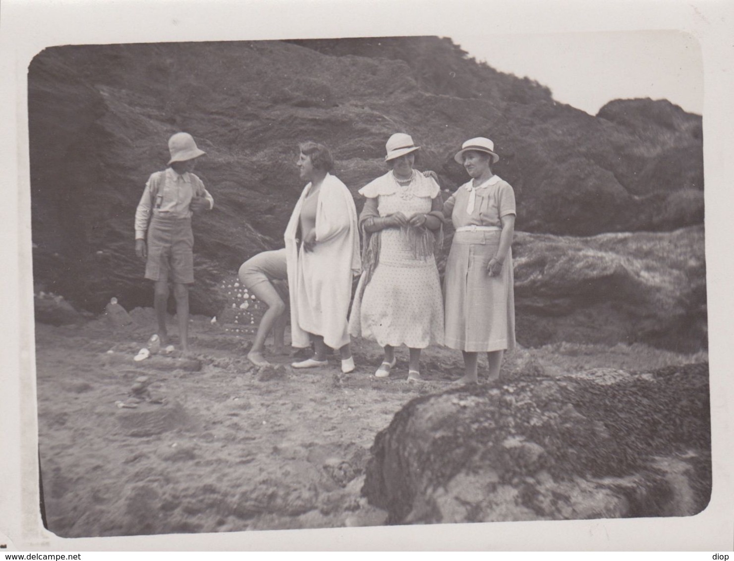 Photographie Anonyme Vintage Snapshot Groupe Plage St Jacut Mode Fashion - Lieux