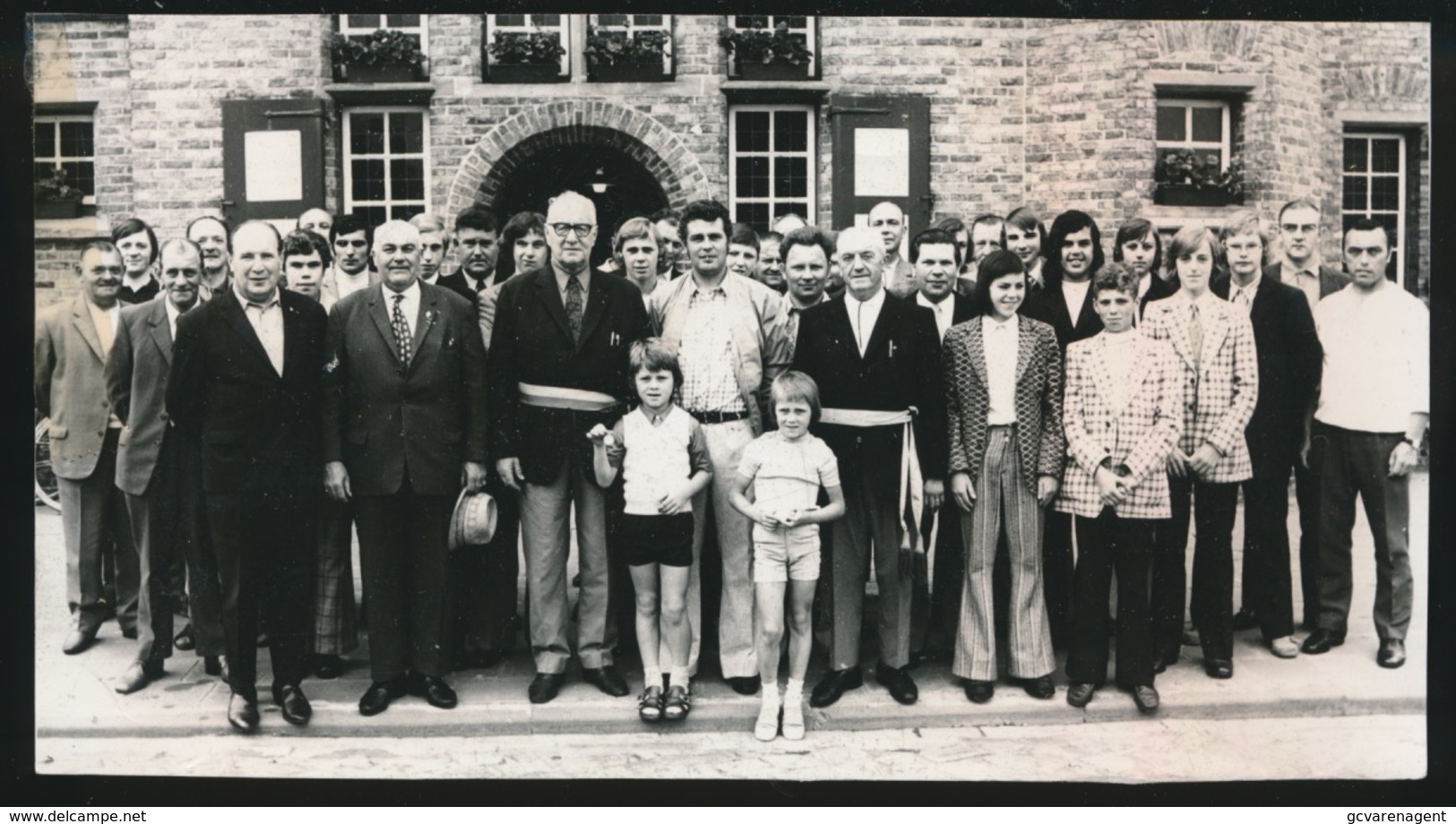 HOUTHULST    FOTO 1973   -  15 X 9  CM  -  SCHOLIEREN VAN W.S. HOUTHULST OP HET GEMEENTEHUIS - Houthulst