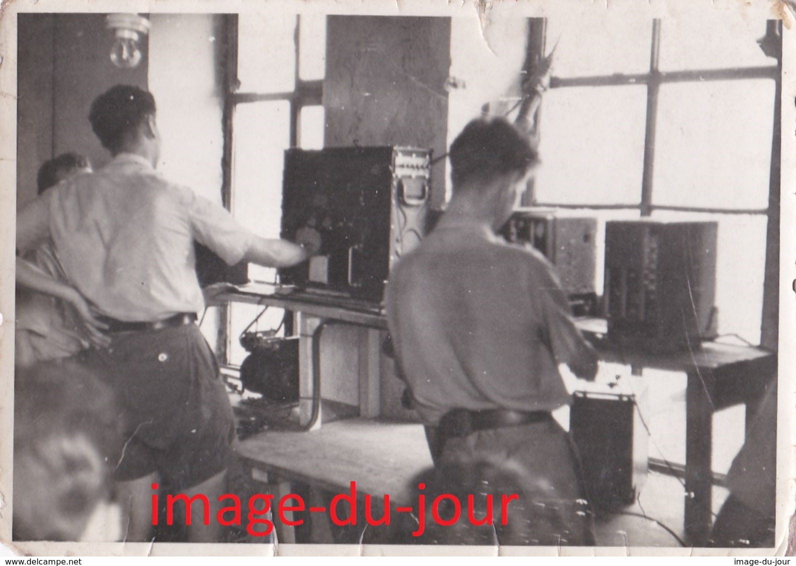 Photo Ancienne  SPIRE SPEYER  MILITAIRE STAND DE DÉMONSTRATION RADIO  TRANSMISSION  T.S.F 1950 1951 - Guerre, Militaire