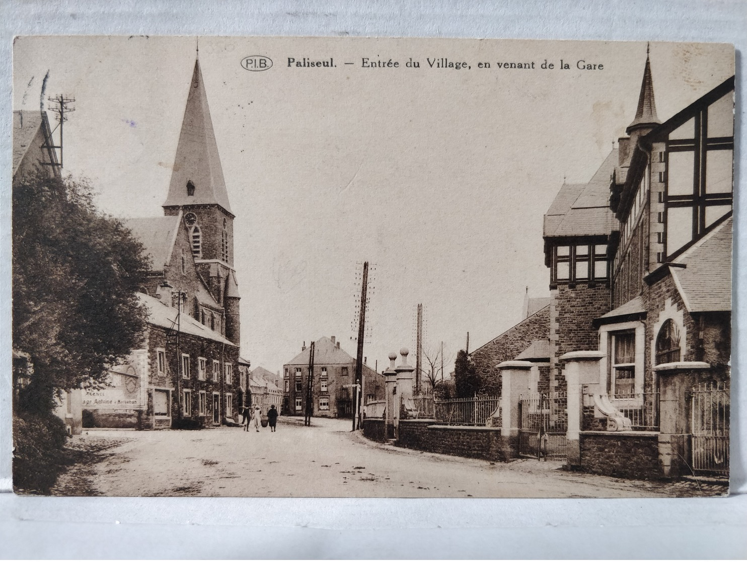 Paliseul. Entrée Du Village En Venant De La Gare - Paliseul