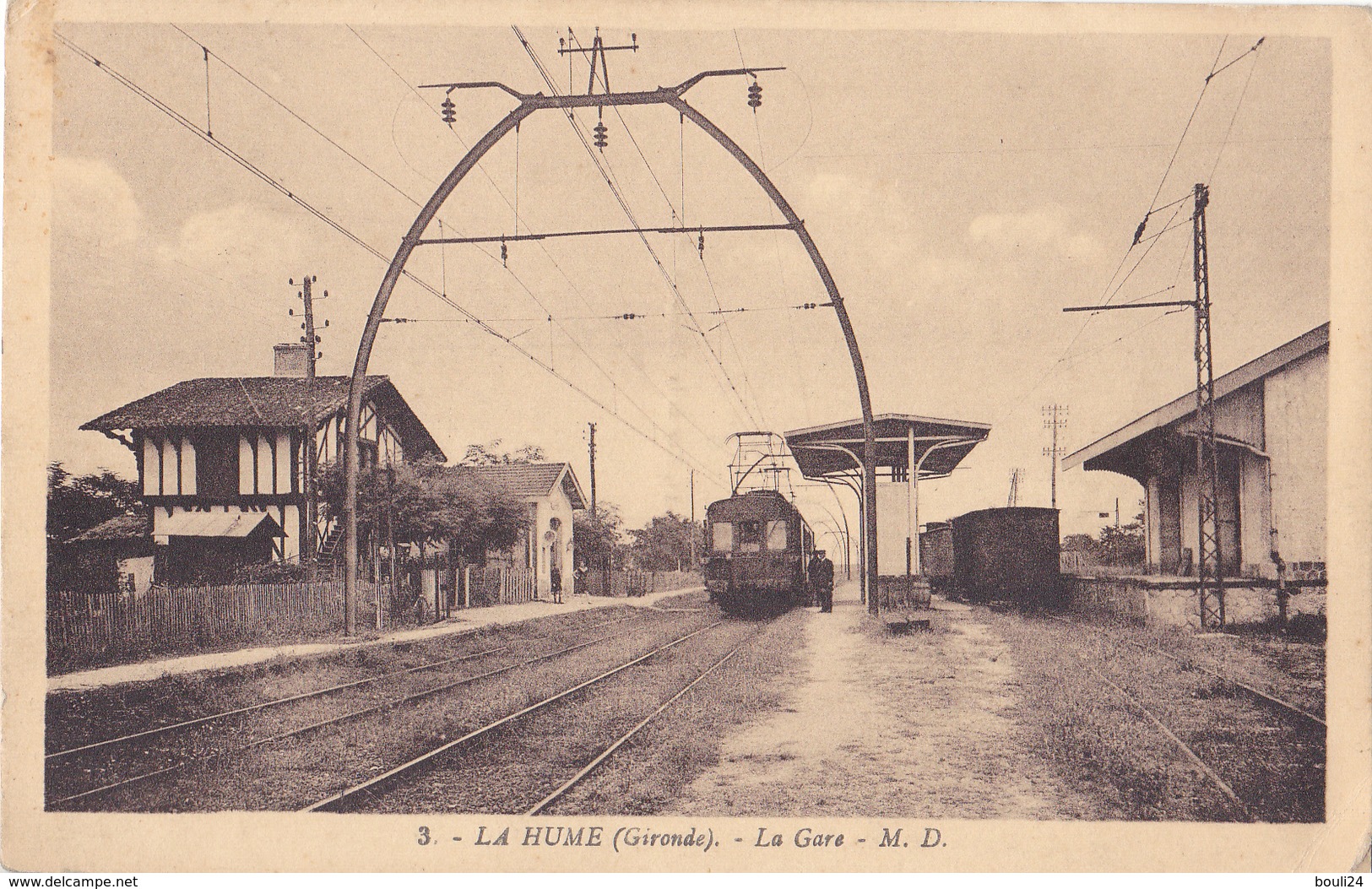 AVIT18-  LA HUME GUJAN MESTRAS   EN GIRONDE LA GARE   ET LE TRAIN EN GARE   CPA  CIRCULEE - Gujan-Mestras